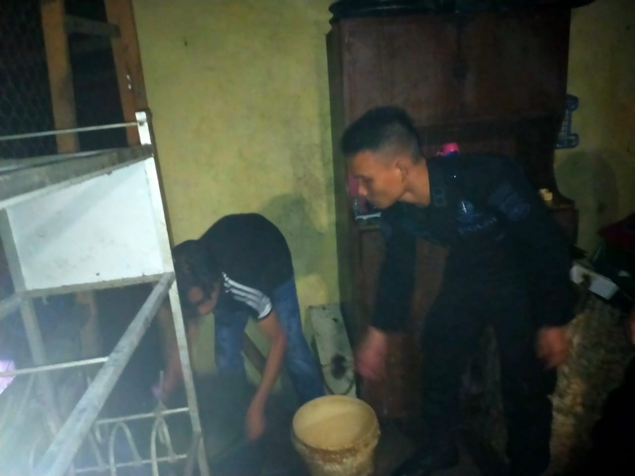 Personel Batalyon C Pelopor Bantu padamkan kebakaran rumah warga 